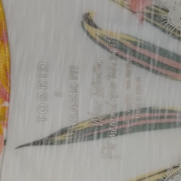 Torrid v neck tee classic fit 2X Feather Soft Slub Lace Trim Floral size 2 - Picture 7 of 10